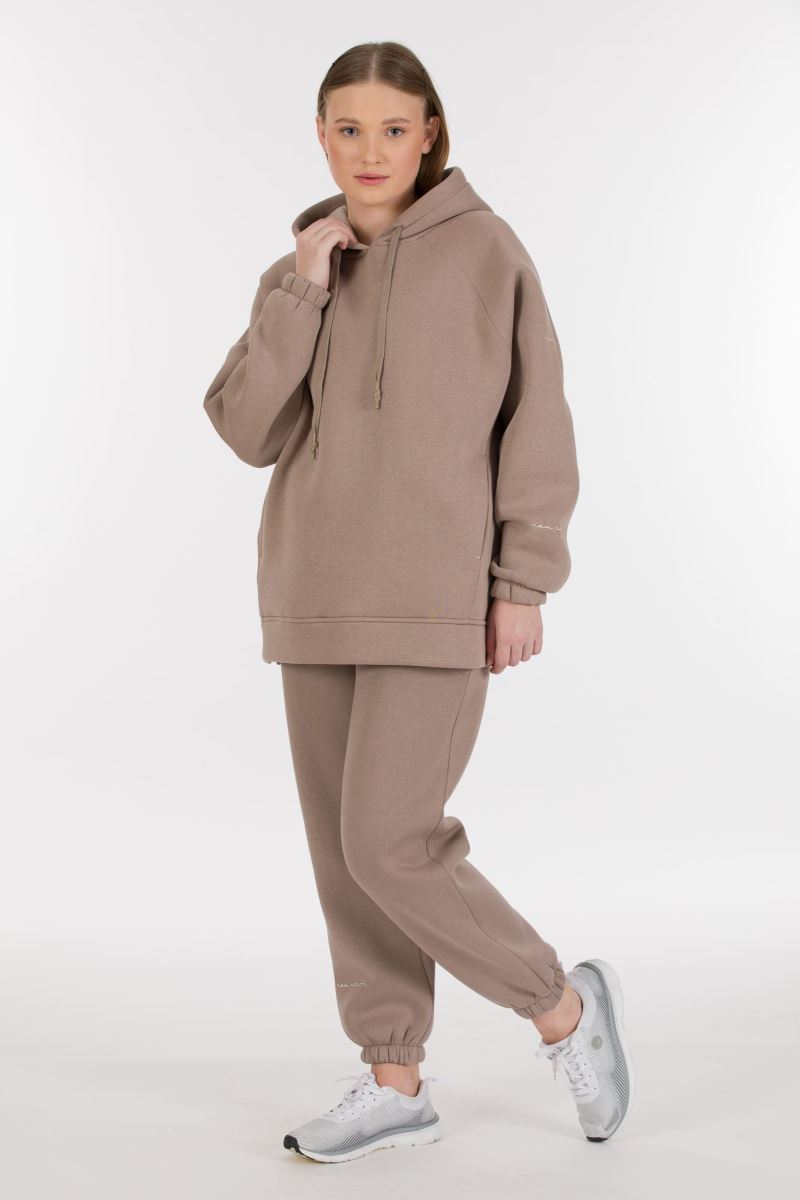 THREE YARN TRACKSUIT