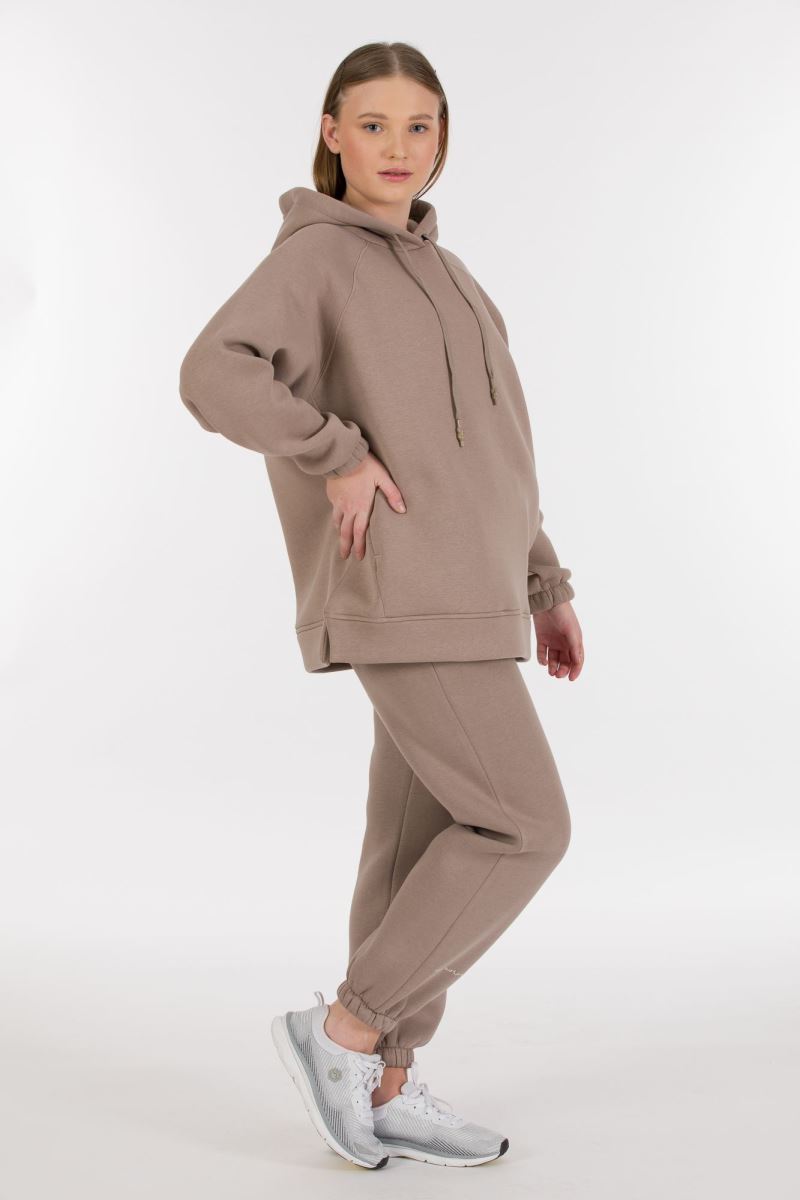 THREE YARN TRACKSUIT