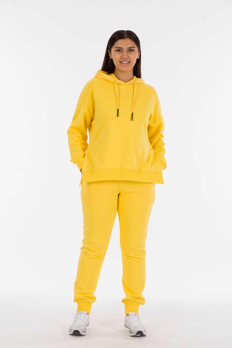 THREE YARN  TRACKSUIT