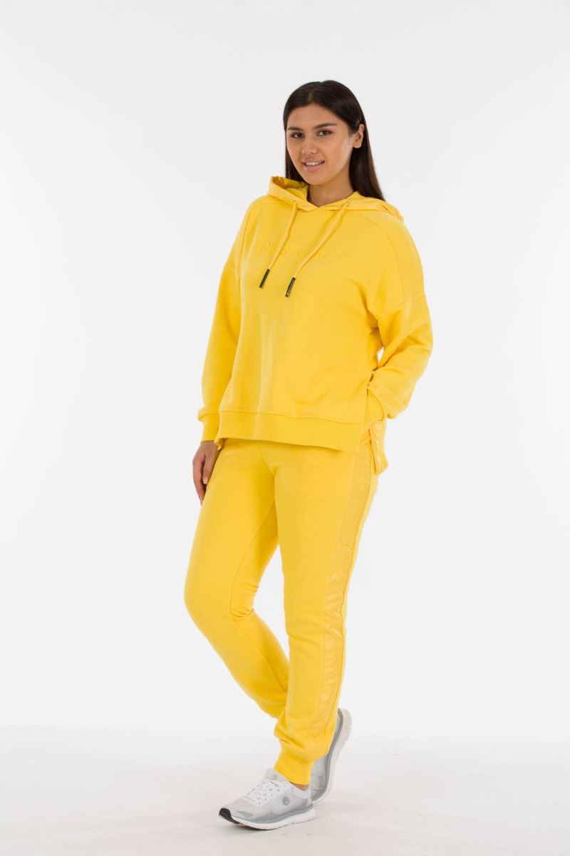 THREE YARN  TRACKSUIT