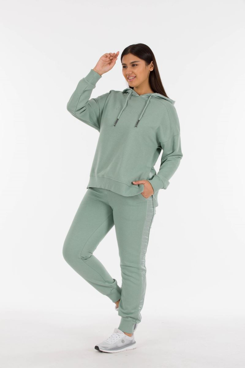 THREE YARN  TRACKSUIT