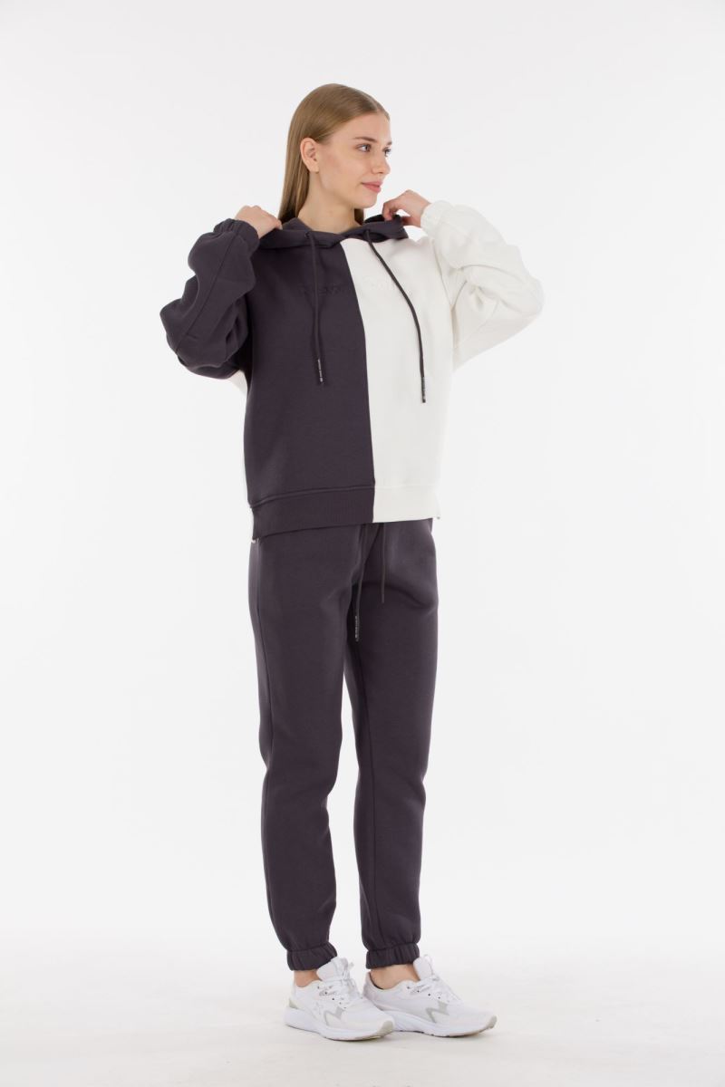 THREE YARN  TRACKSUIT