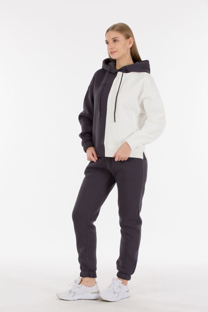 THREE YARN  TRACKSUIT