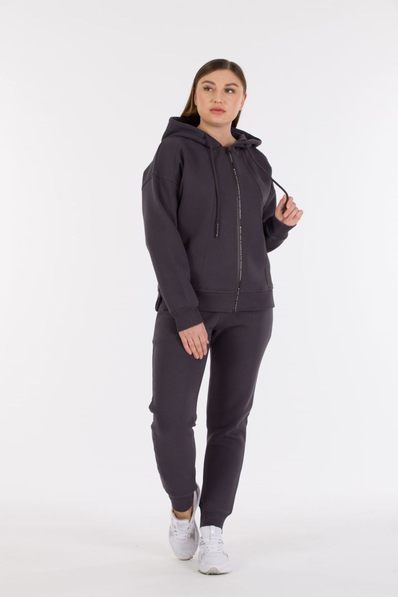 THREE YARN  TRACKSUIT