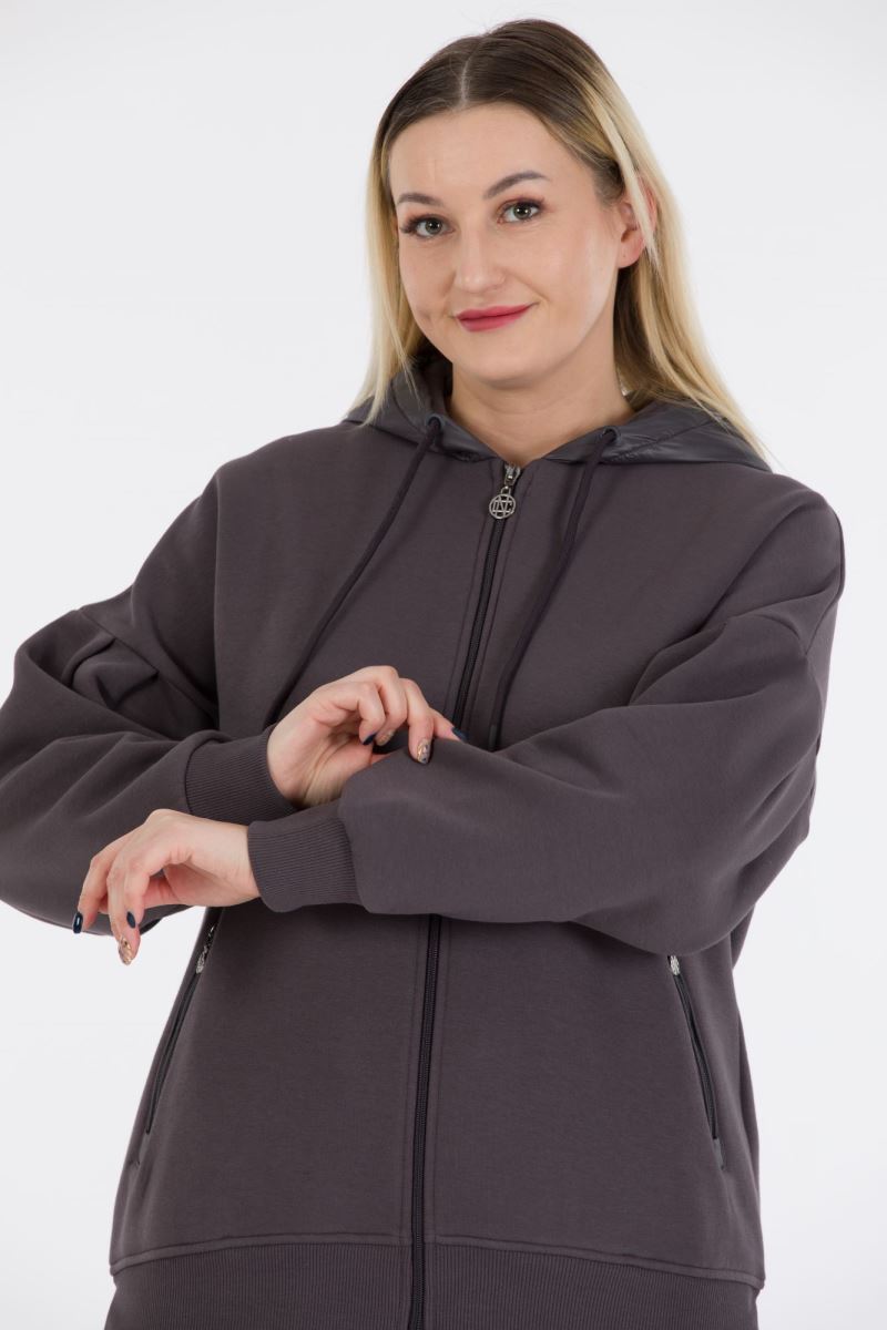 THREE YARN  TRACKSUIT