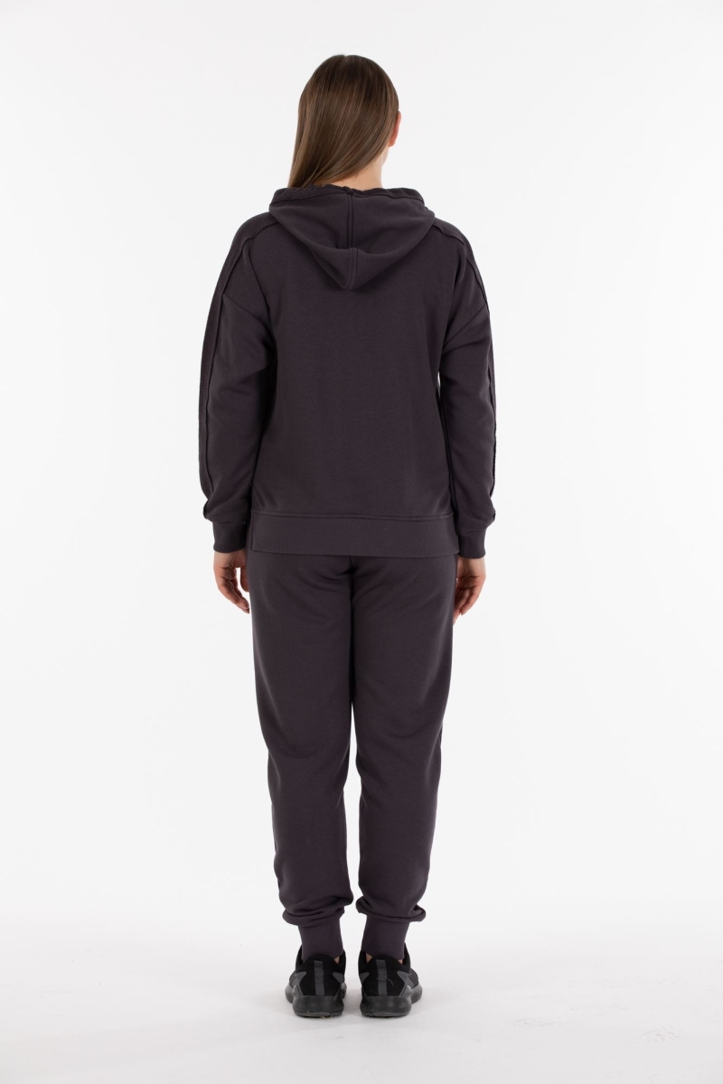 THREE YARN  TRACKSUIT