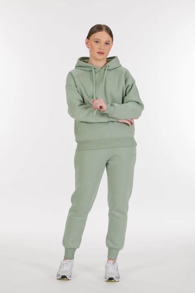 THREE YARN TRACKSUIT
