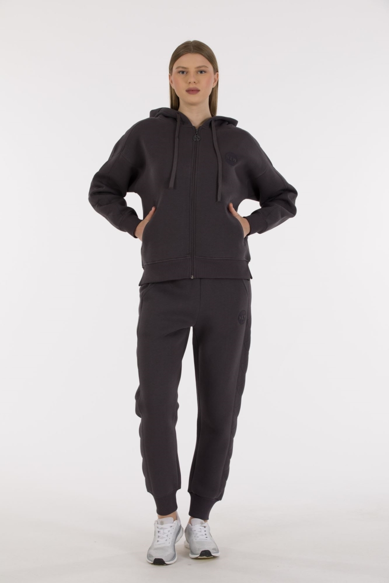 THREE YARN TRACKSUIT