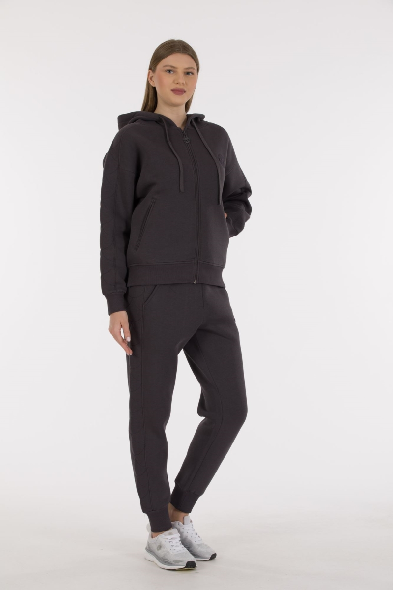 THREE YARN TRACKSUIT