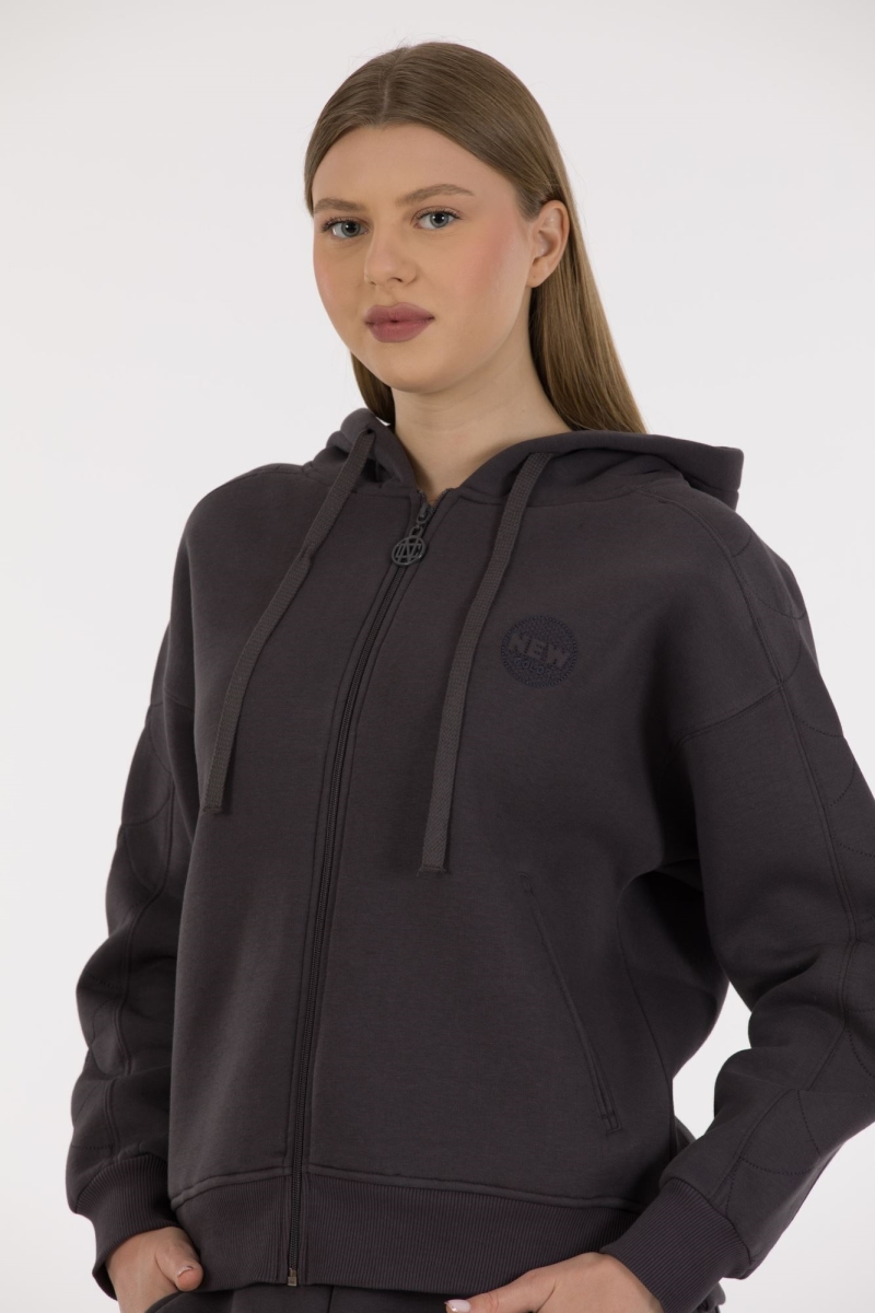 THREE YARN TRACKSUIT