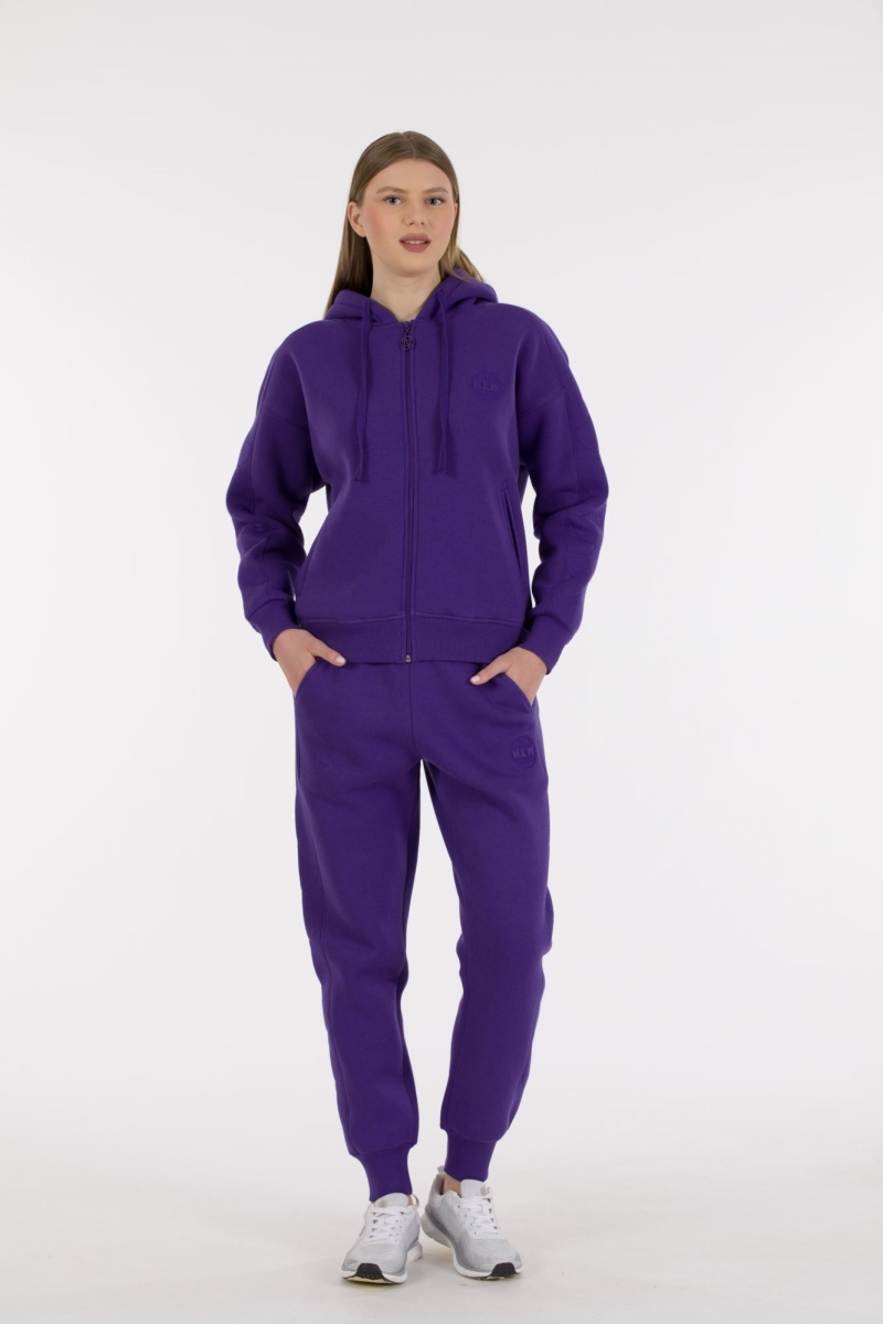 THREE YARN TRACKSUIT