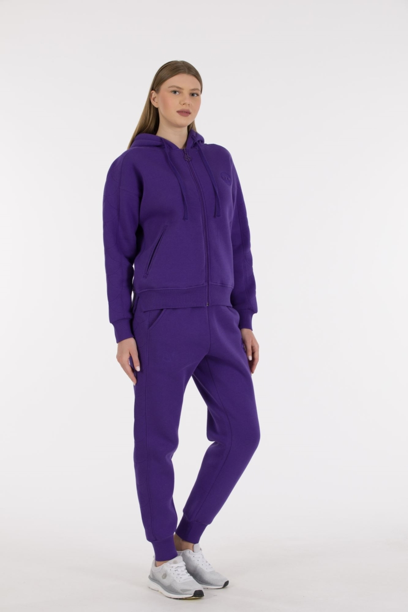 THREE YARN TRACKSUIT