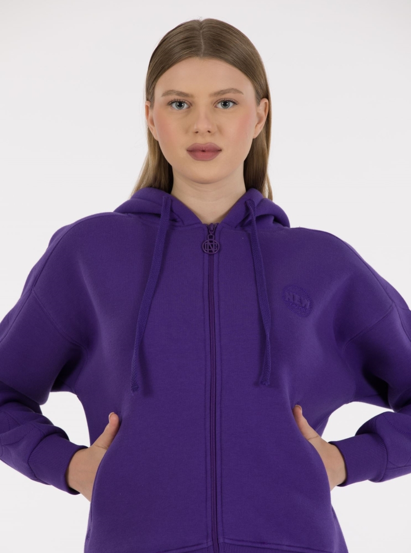 THREE YARN TRACKSUIT