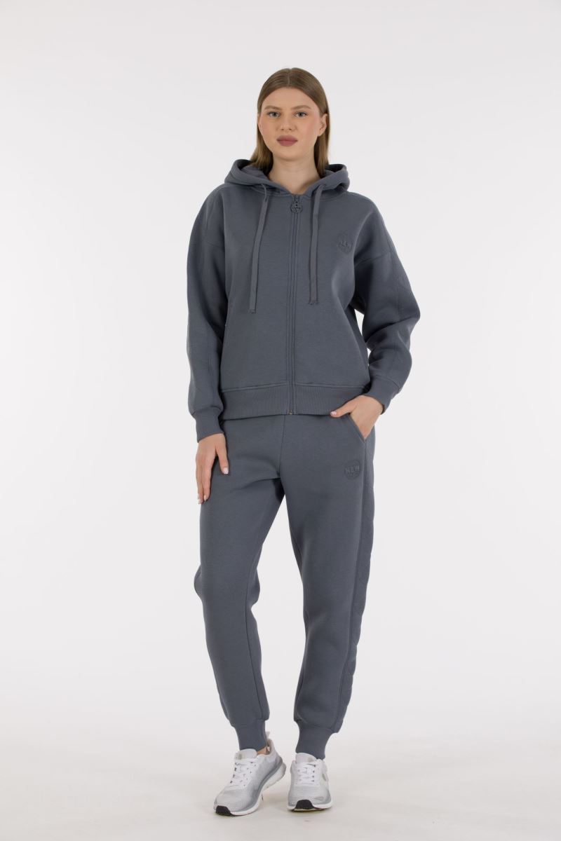 THREE YARN TRACKSUIT