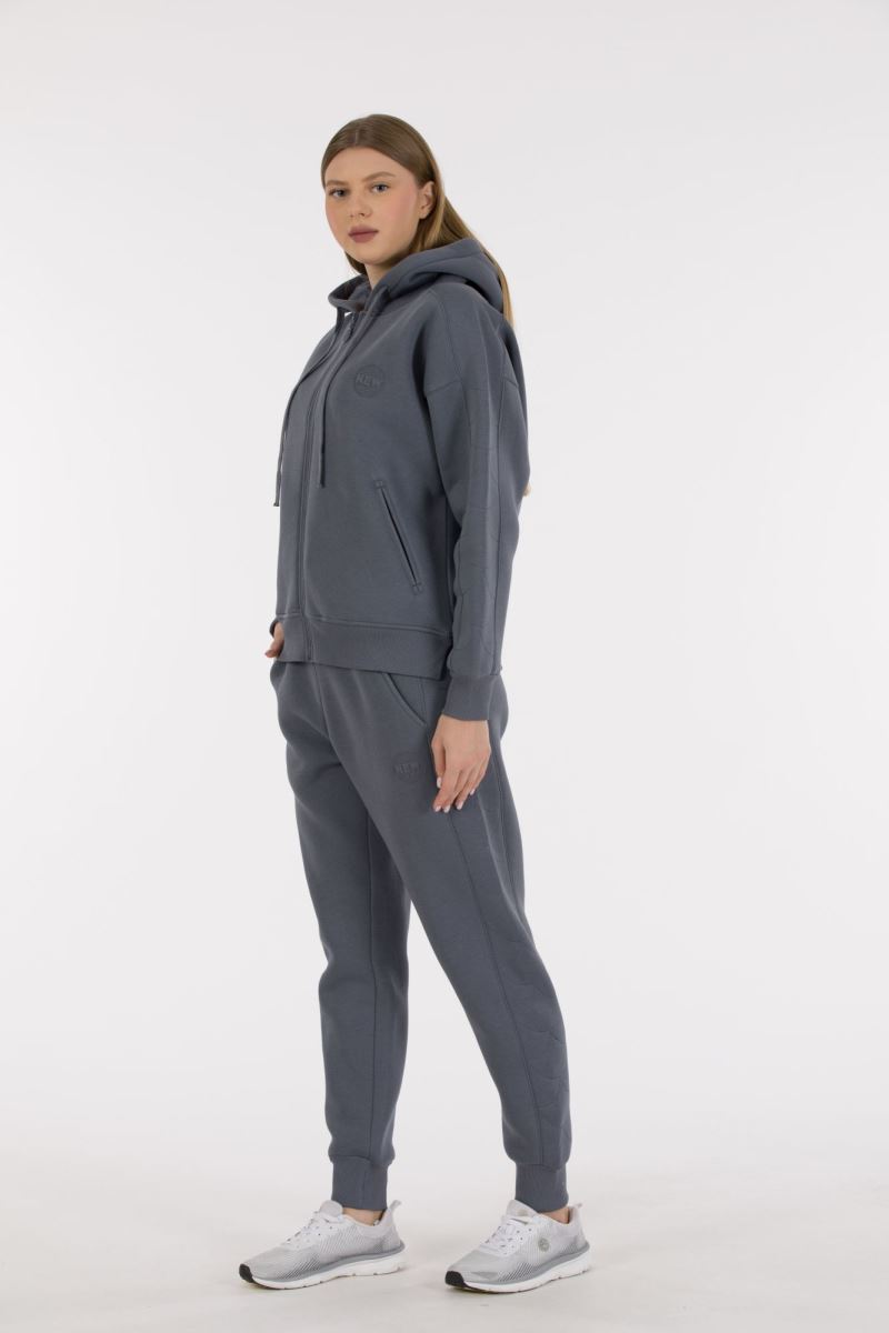 THREE YARN TRACKSUIT