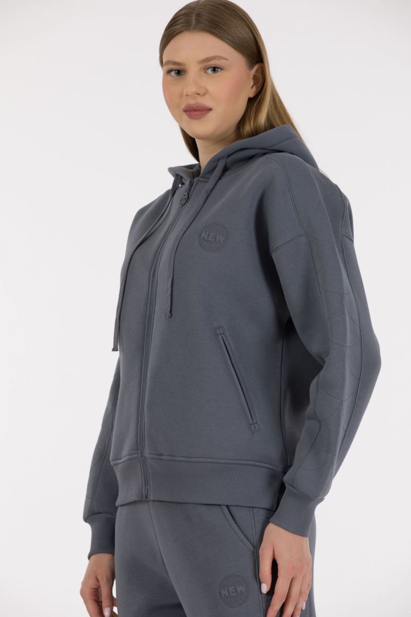 THREE YARN TRACKSUIT