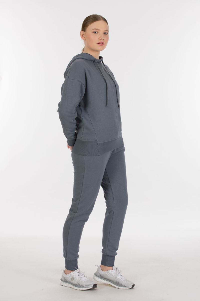 THREE YARN TRACKSUIT