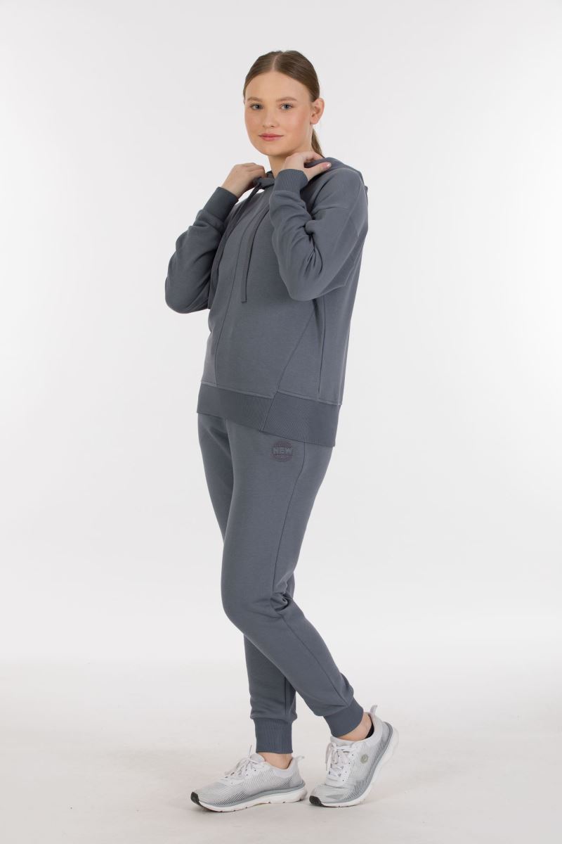 THREE YARN TRACKSUIT