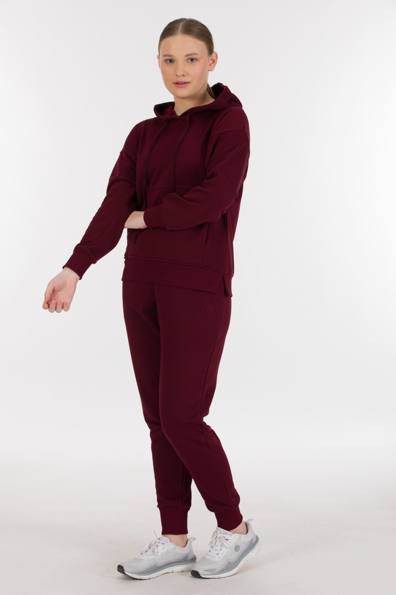 THREE YARN TRACKSUIT