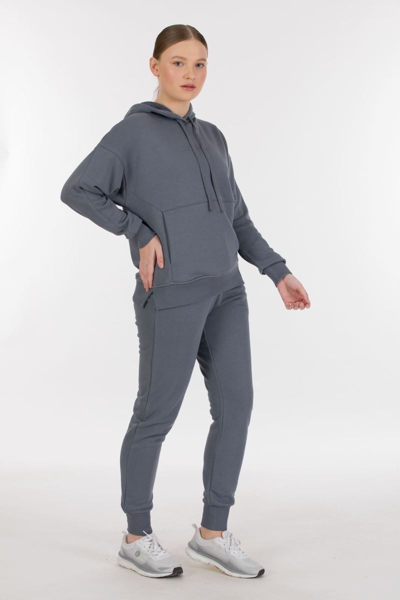 THREE YARN TRACKSUIT