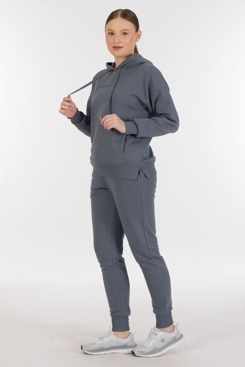 THREE YARN TRACKSUIT