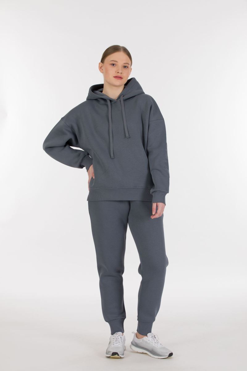 THREE YARN TRACKSUIT
