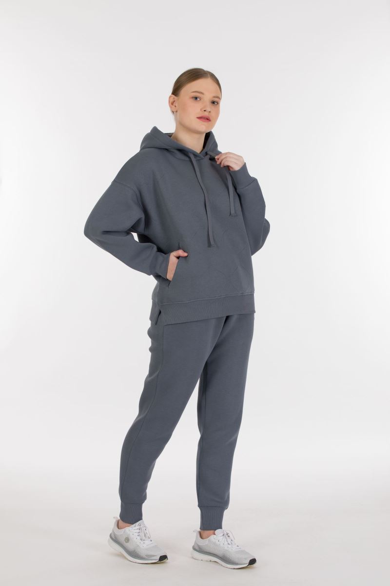 THREE YARN TRACKSUIT