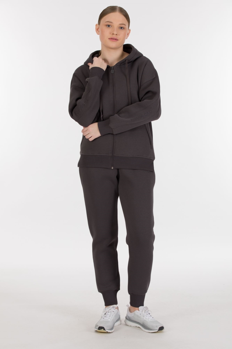 THREE YARN TRACKSUIT