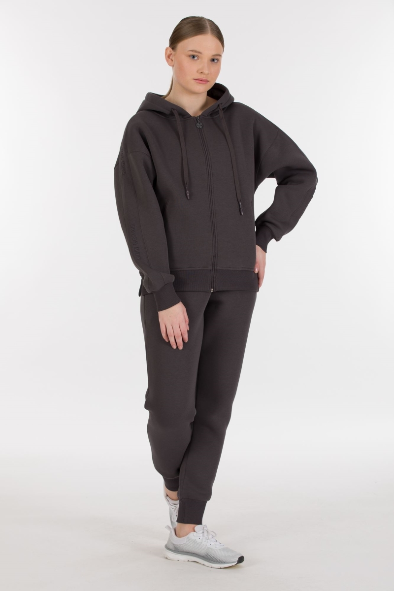 THREE YARN TRACKSUIT