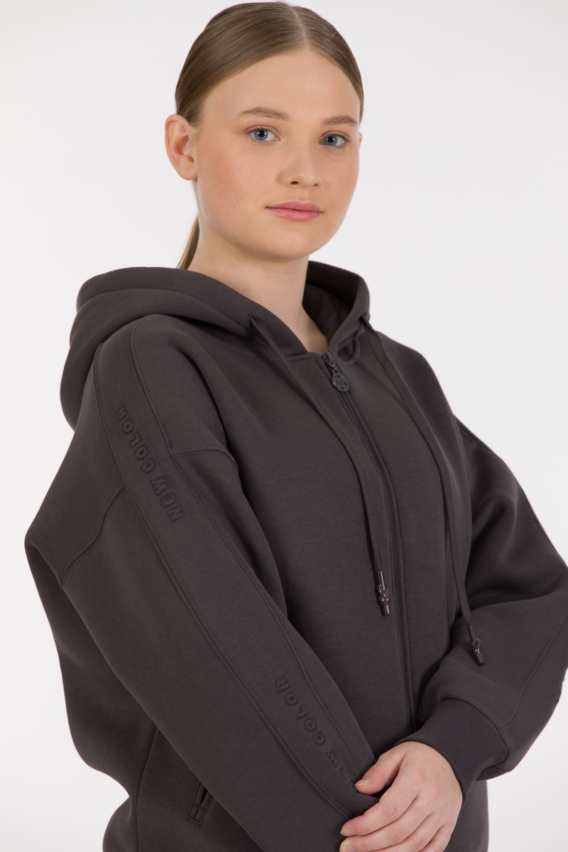 THREE YARN TRACKSUIT