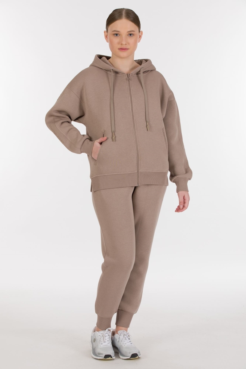 THREE YARN TRACKSUIT
