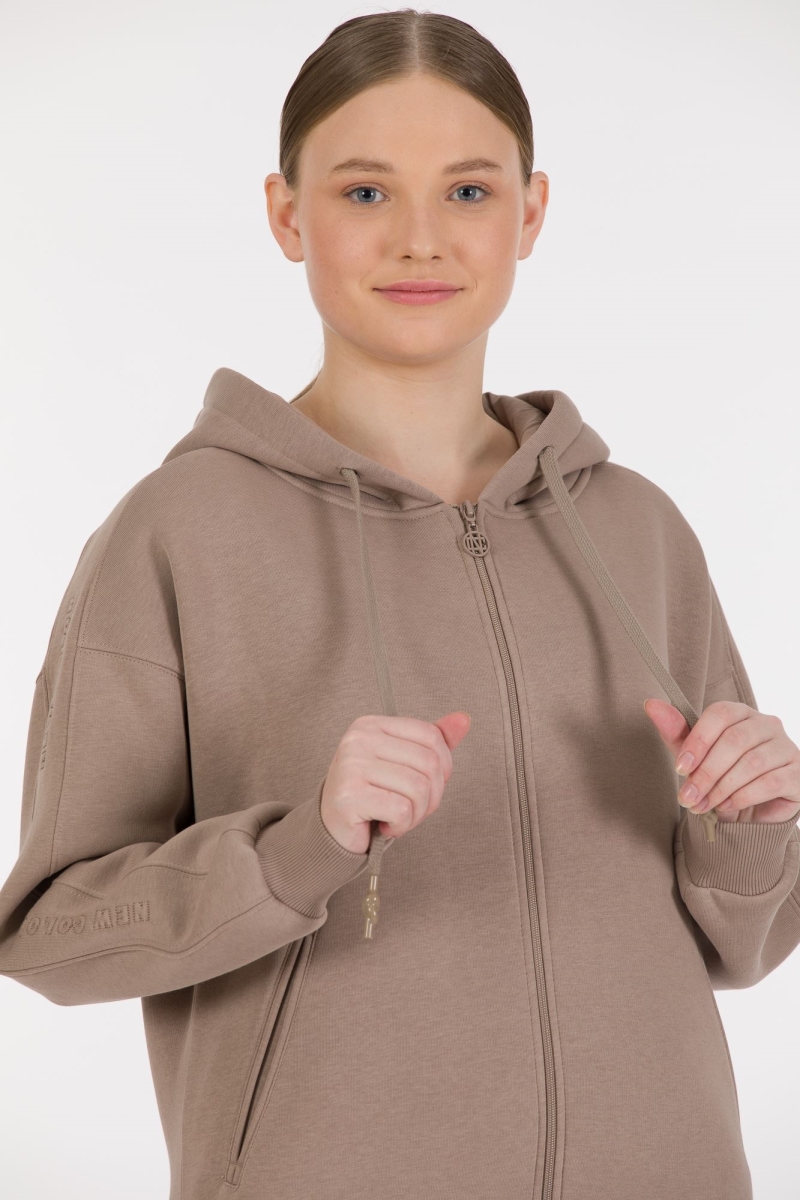 THREE YARN TRACKSUIT