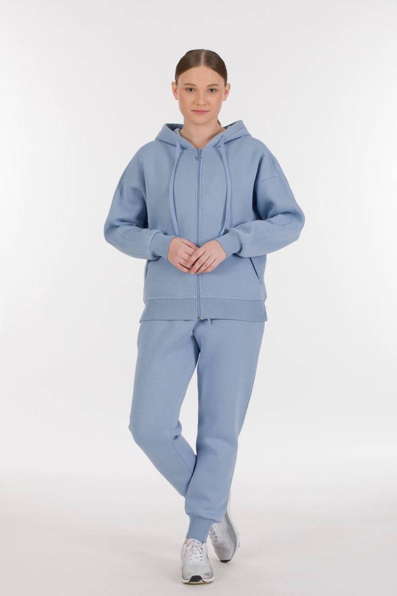 THREE YARN TRACKSUIT