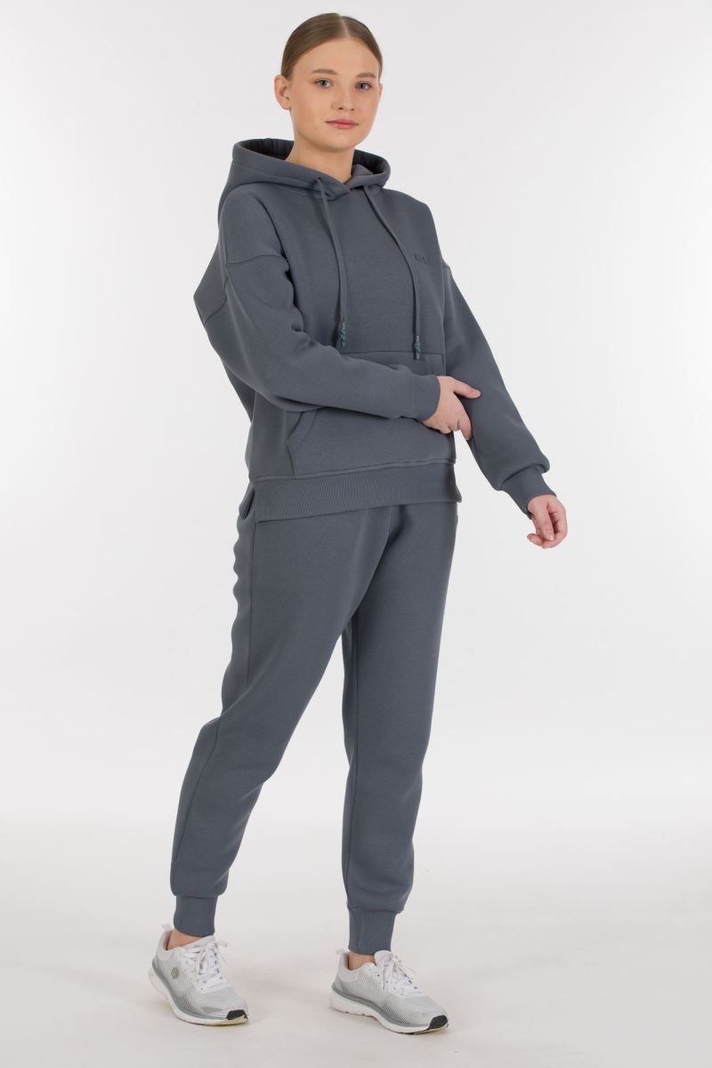 THREE YARN TRACKSUIT