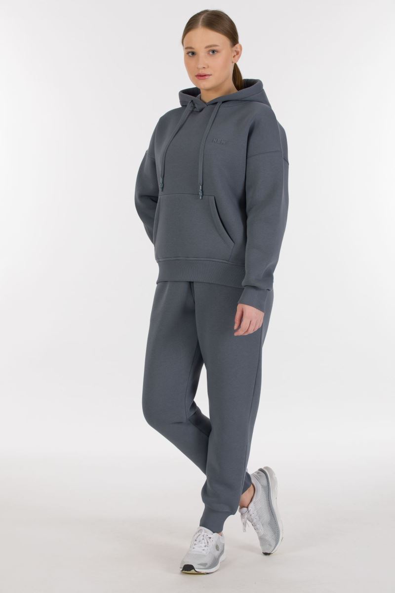 THREE YARN TRACKSUIT