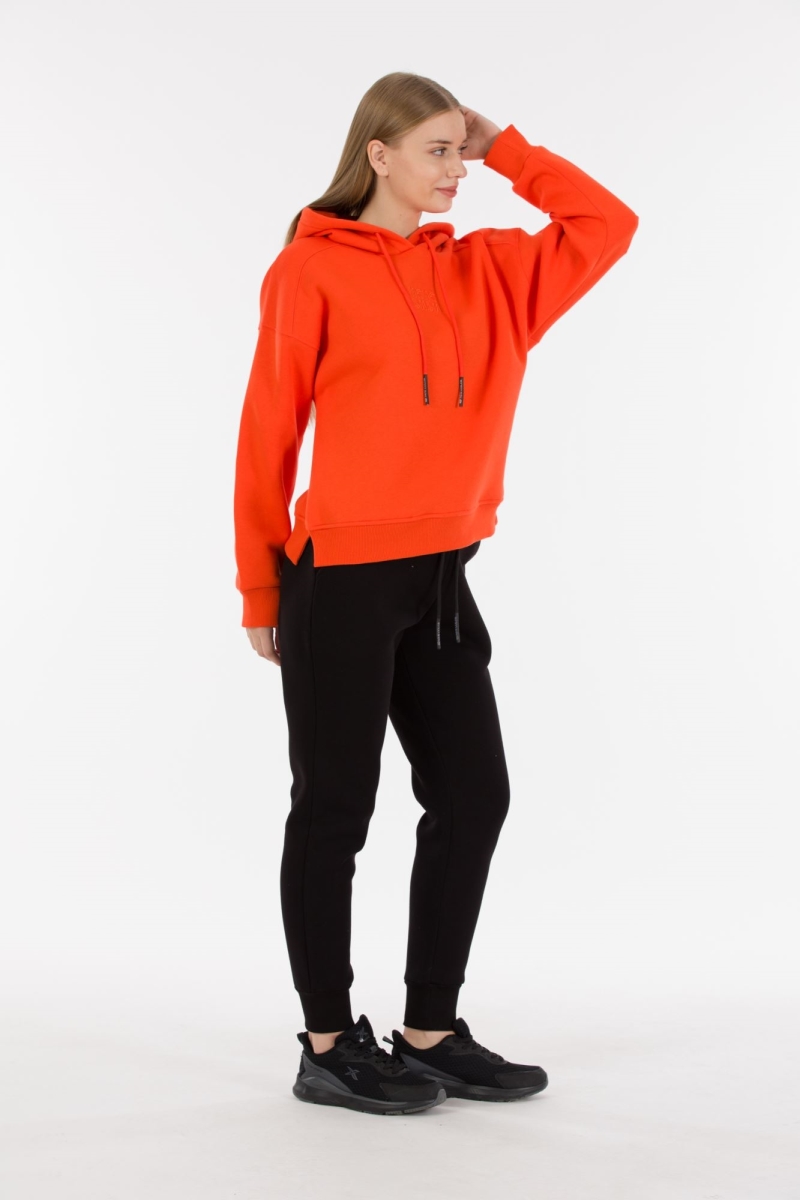 THREE YARN TRACKSUIT