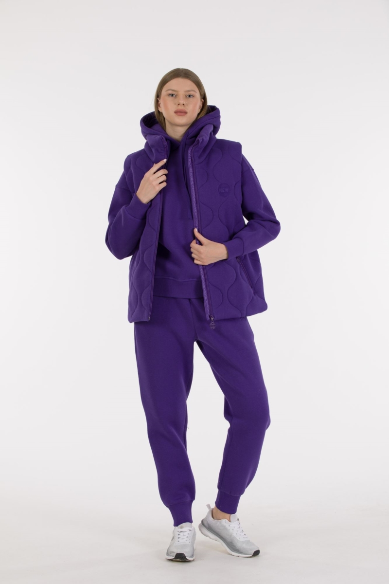THREE YARN TRACKSUIT