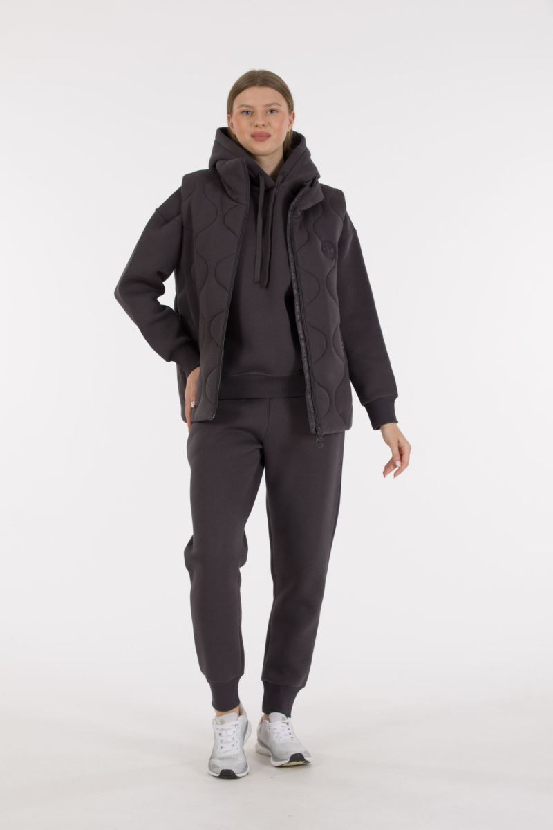 THREE YARN TRACKSUIT