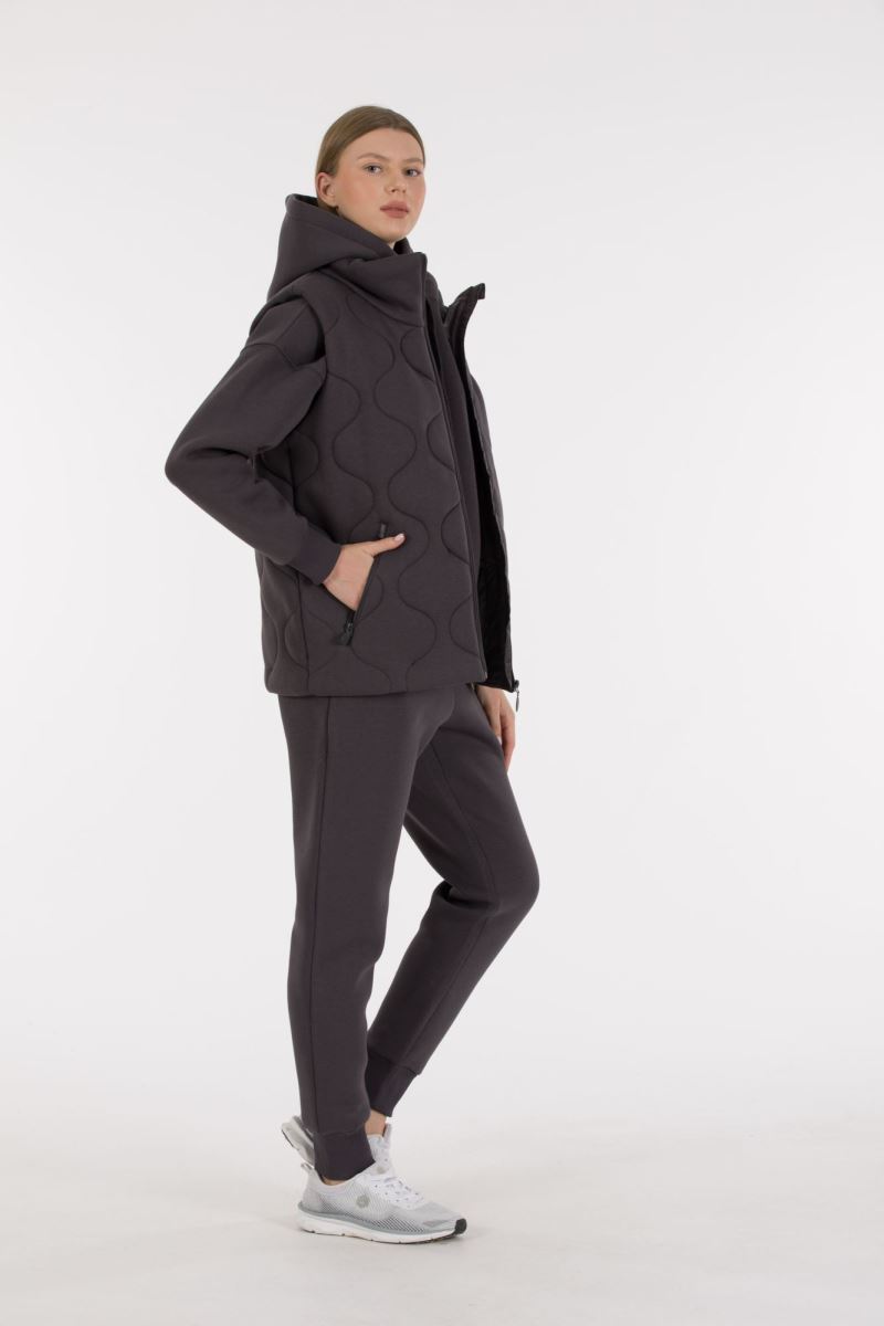 THREE YARN TRACKSUIT