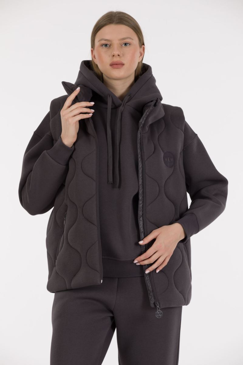 THREE YARN TRACKSUIT
